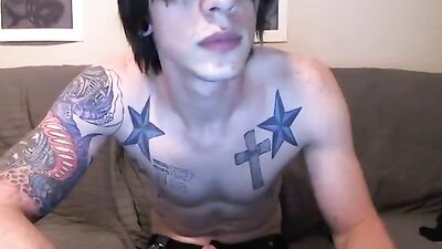 Gorgeous Straight Muscle Hunk Flexes His Biceps on Gay Web-Cam!