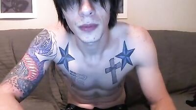 Gorgeous Straight Muscle Hunk Flexes His Biceps on Gay Web-Cam!