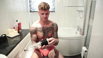 Penispump Amateur Web-Cam Solo: Steaming Up The Bedroom